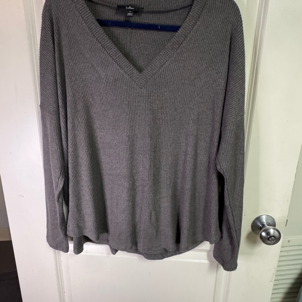 Lulu's Gray V-Neck Ribbed Long Sleeve Top
